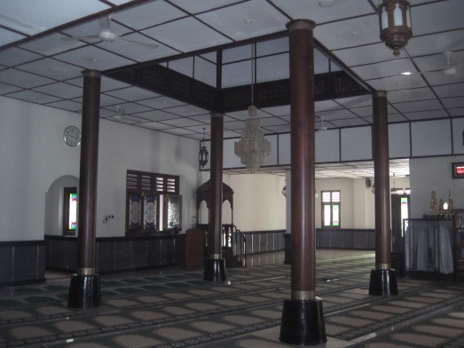 Bagian dalam Masjid Perak.
